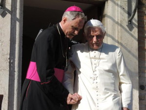 Covid: anche monsignor Gänswein positivo, ma il Papa Emerito sta bene