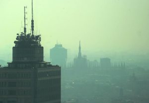 Inquinamento, l’allarme dell’Oms: “Il 99% della popolazione mondiale respira aria malsana”