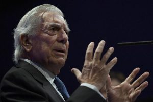 Letteratura, il premio Nobel Vargas Llosa ricoverato per Covid a Madrid