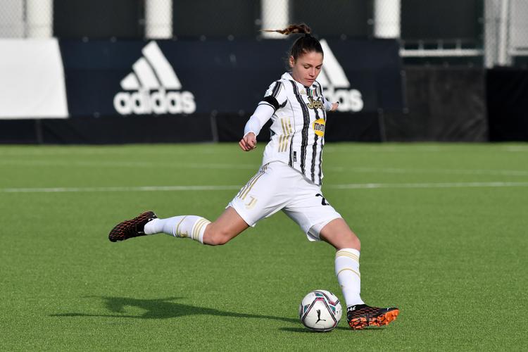 Calcio, svolta storica: professionismo anche per le donne