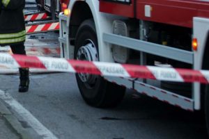Roma, incidente alla Balduina: pedone resta con la gamba incastrata sotto una vettura