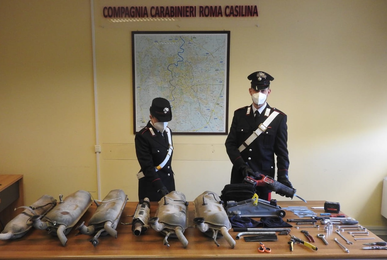 A “ruba” le marmitte della Smart. Tre arresti per furto aggravato