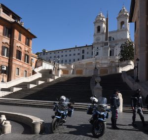 Danneggiano la scalinata di Trinità de’ Monti con monopattino, multa e daspo urbano per una coppia di turisti americani
