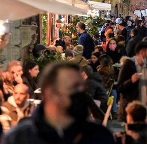 Roma, ruba il cellulare a una ragazza ma la folla di Trastevere lo blocca: fermato dalla polizia