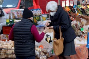 Inflazione, l’allarme di Assoutenti: “Italiani spendono un 6% in meno per gli alimentari”