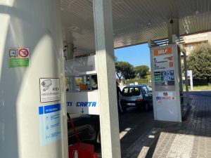 Caro carburante, dodici furbetti della pompa pizzicati dalla Finanza nel Sud Pontino