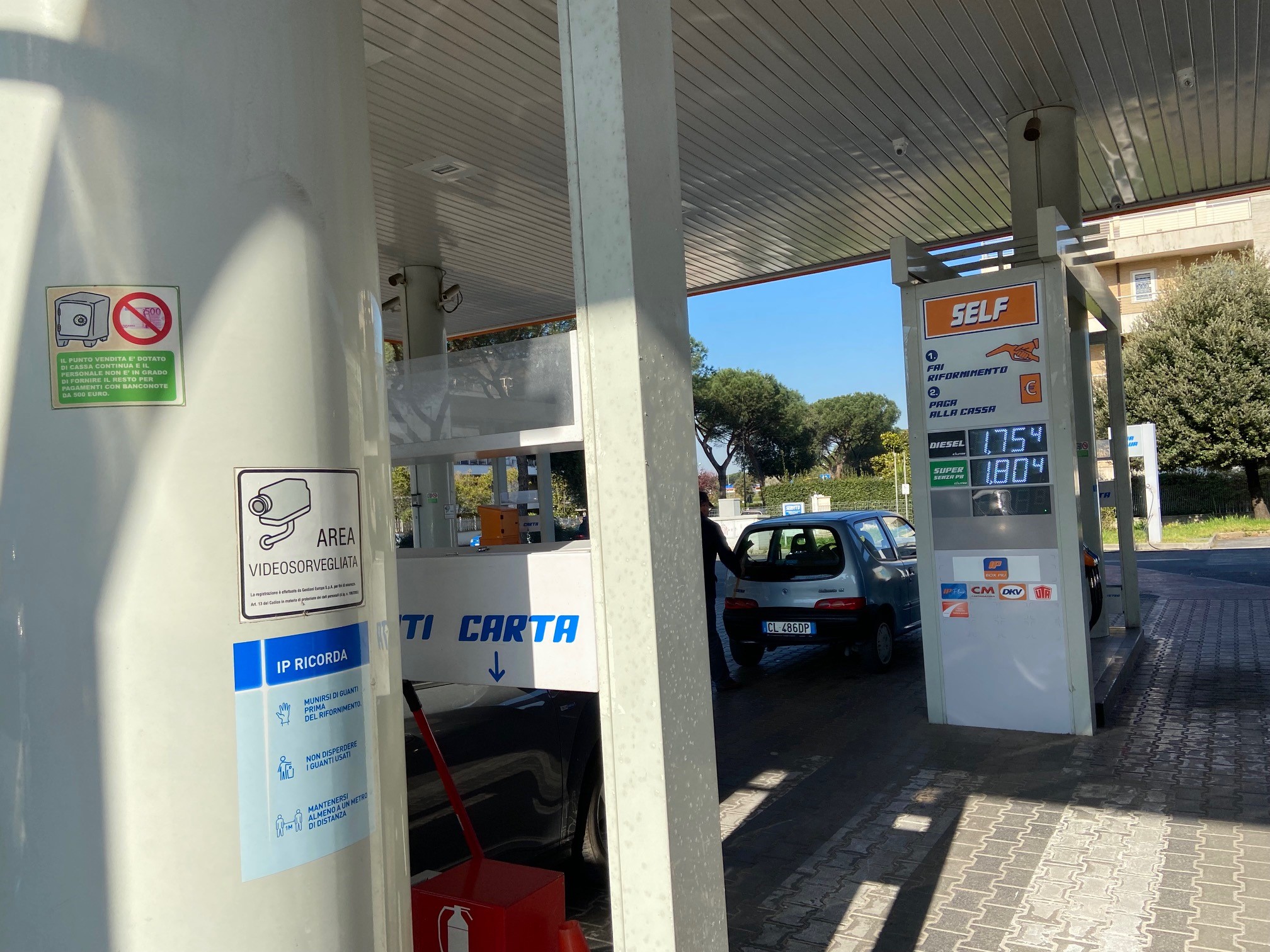 Caro carburante, dodici furbetti della pompa pizzicati dalla Finanza nel Sud Pontino
