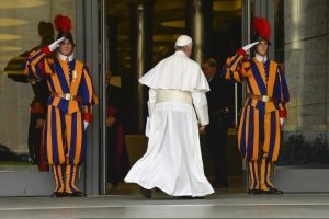 Vaticano, il Papa saluta le nuove reclute della Guardia Svizzera: “La Santa Sede conta su di voi”