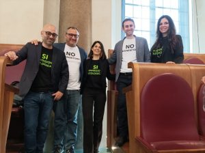Roma – Consiglieri M5S-Lista Raggi in Assemblea capitolina con maglia “No inceneritore”