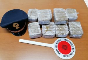 Frosinone – Polizia arresta uomo in A1 con 5 chili di droga in auto