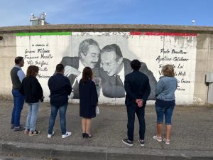 Omaggio a Falcone e Borsellino, la candidata Laura Allegrini depone mazzo di fiori al murales loro dedicato