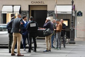 Colpo grosso alla gioielleria Chanel di Place Vendome: ladri fuggono con un bottino di 3 milioni euro