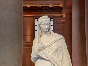 Roma, il Tempio di Adriano cambia nome e viene intitolato anche a sua moglie Vibia Sabina