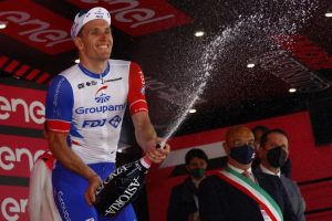Giro: Démare concede il bis al fotofinish, Lopez Perez è sempre “in rosa”
