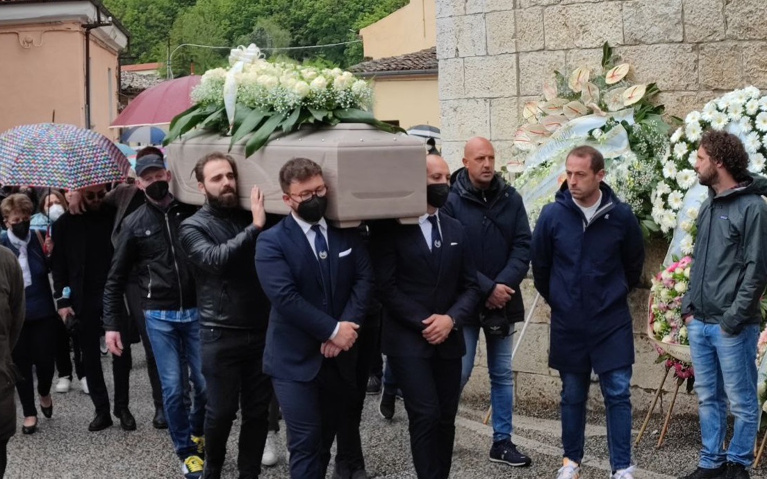 Omicidio Romina De Cesare – Palloncini rosa e nastro rosso del femminicidio per l’ultimo saluto alla 36enne