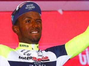 Giro d’Italia, Girmay vince in volata e poi si ferisce col tappo dello spumante