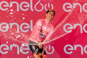 Ciclismo, prima vittoria italiana al Giro: Dainese sprinta a Reggio Emilia
