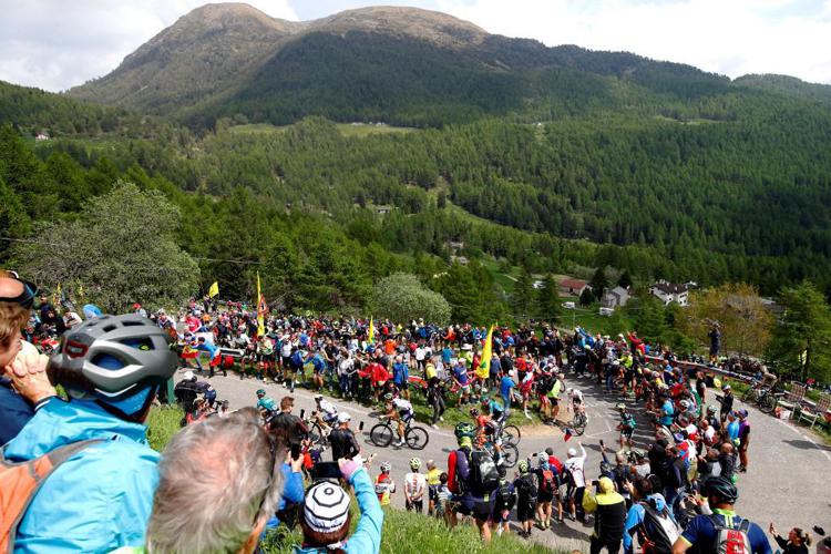 Giro d’Italia, il ceco Hirt vince per distacco la tappa del Mortirolo. Carapaz difende coi denti la maglia rosa