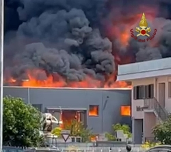 Monterotondo: brucia una fabbrica di vernici, nessuna vittima ma preoccupa la colonna di fumo