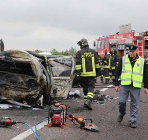 Prende la superstrada contromano, scontro nella notte: un morto e quattro feriti gravi