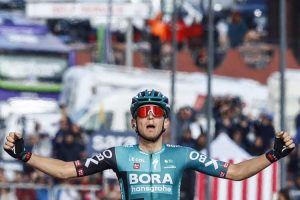 Ciclismo, sull’Etna vince il tedesco Kamna e il Giro cambia padrone: maglia rosa a Lopez Perez
