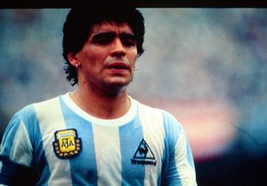 Calcio, la maglia di Maradona in Argentina-Inghilterra ’86 battuta all’asta per oltre 7 milioni di sterline