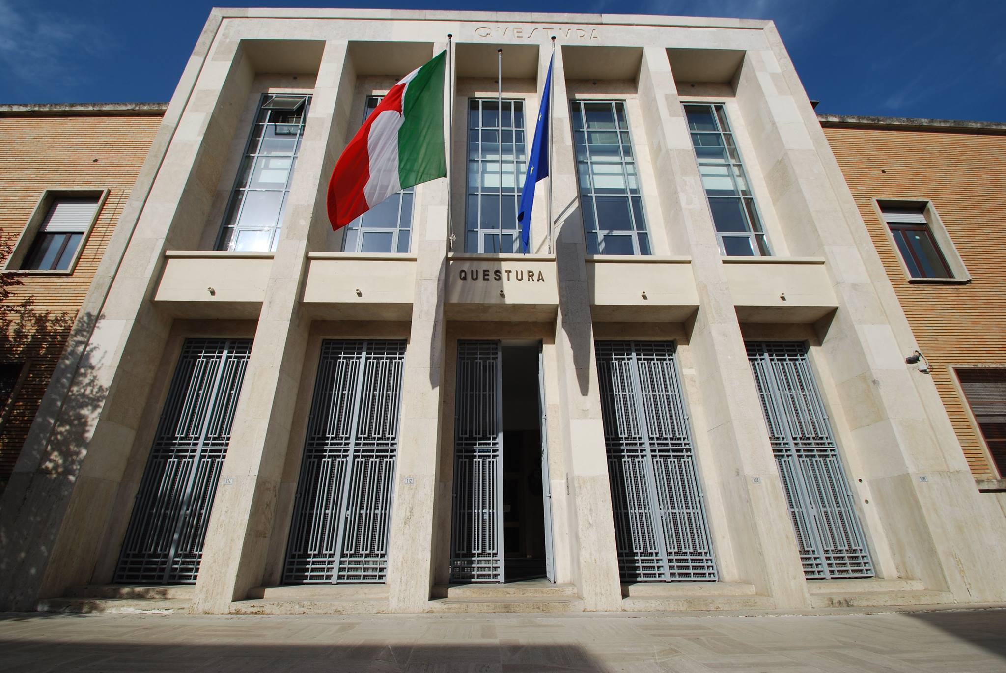 Latina – Incendio al campo nomadi Al Karama, struttura evacuata ma nessun ferito