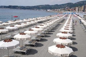 Caro ombrellone, quest’estate per gli italiani il mare sarà “salatissimo”