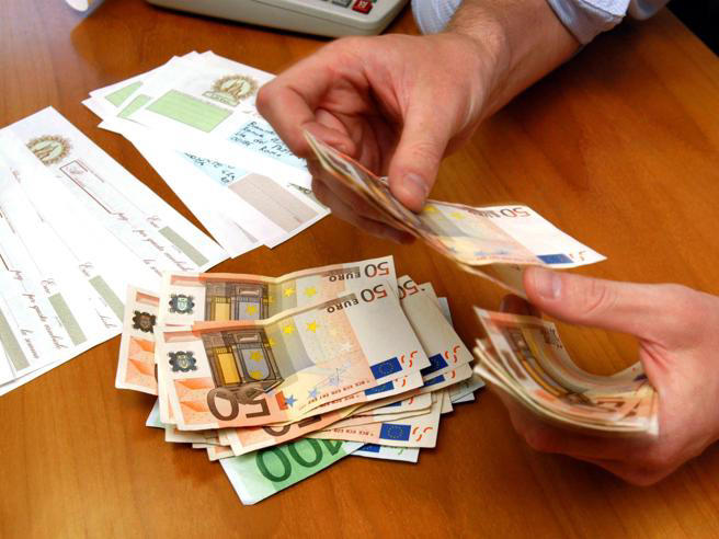 Marito e moglie usurai «ereditano» vittime da strozzino morto: arrestati