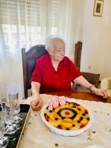 Tarquinia – Una targa e un mazzo di fiori per nonna Giovannina Nascioli