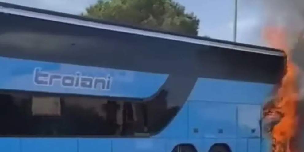 Roma – Pulmann in fiamme su via Aurelia, nessun ferito