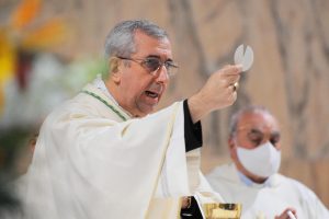 Covid, la Cei libera i fedeli dalla mascherina: “Nessun obbligo a messa. E tornino a utilizzarsi le acquasantiere”