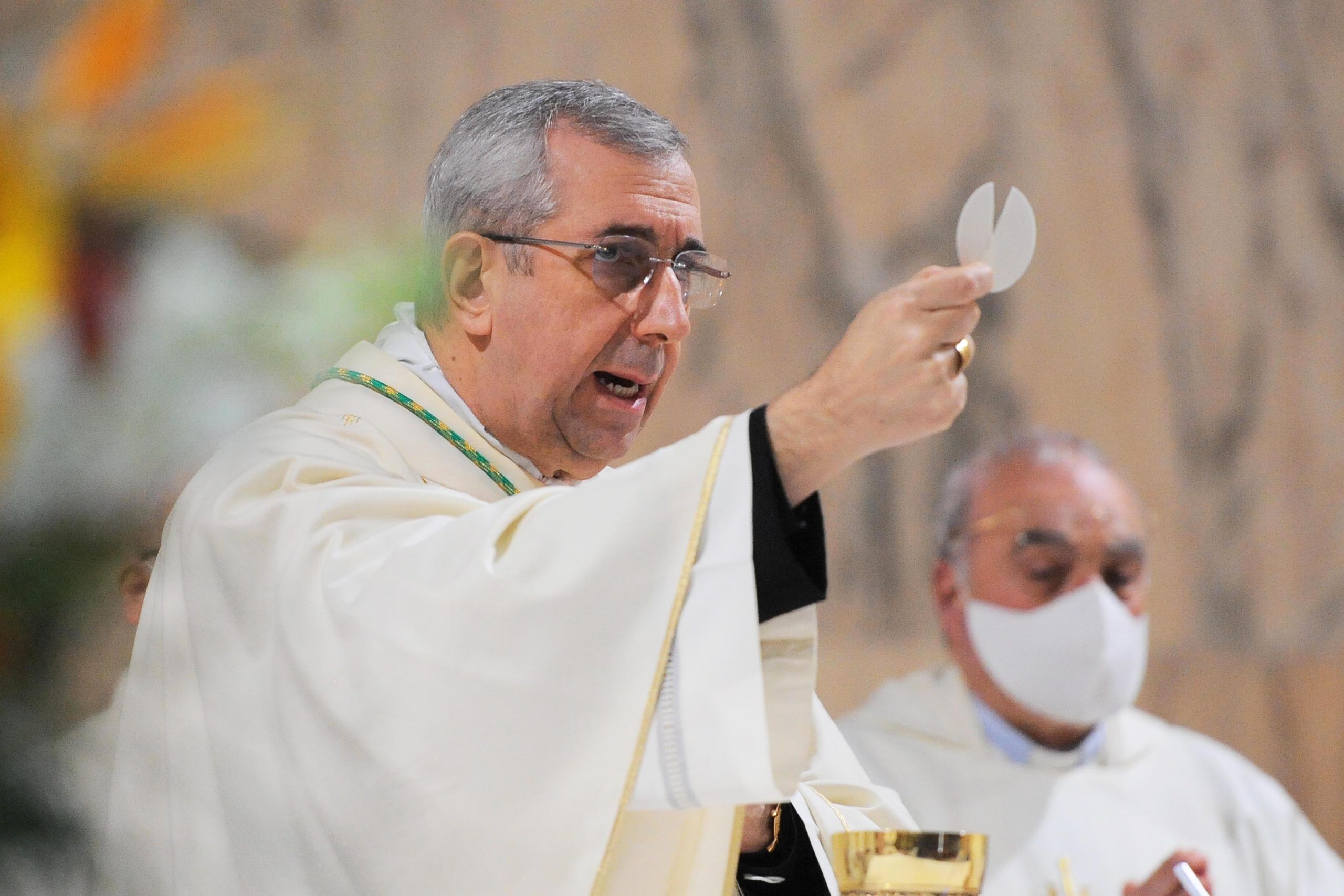 Covid, la Cei libera i fedeli dalla mascherina: “Nessun obbligo a messa. E tornino a utilizzarsi le acquasantiere”