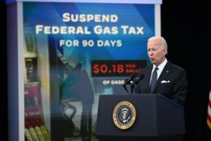 Caro prezzi benzina, Biden propone stop tasse per tre mesi