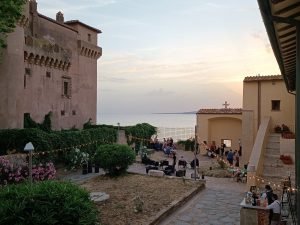 Al Castello di Santa Severa proseguono gli aperitivi musicali al tramonto con degustazioni guidate