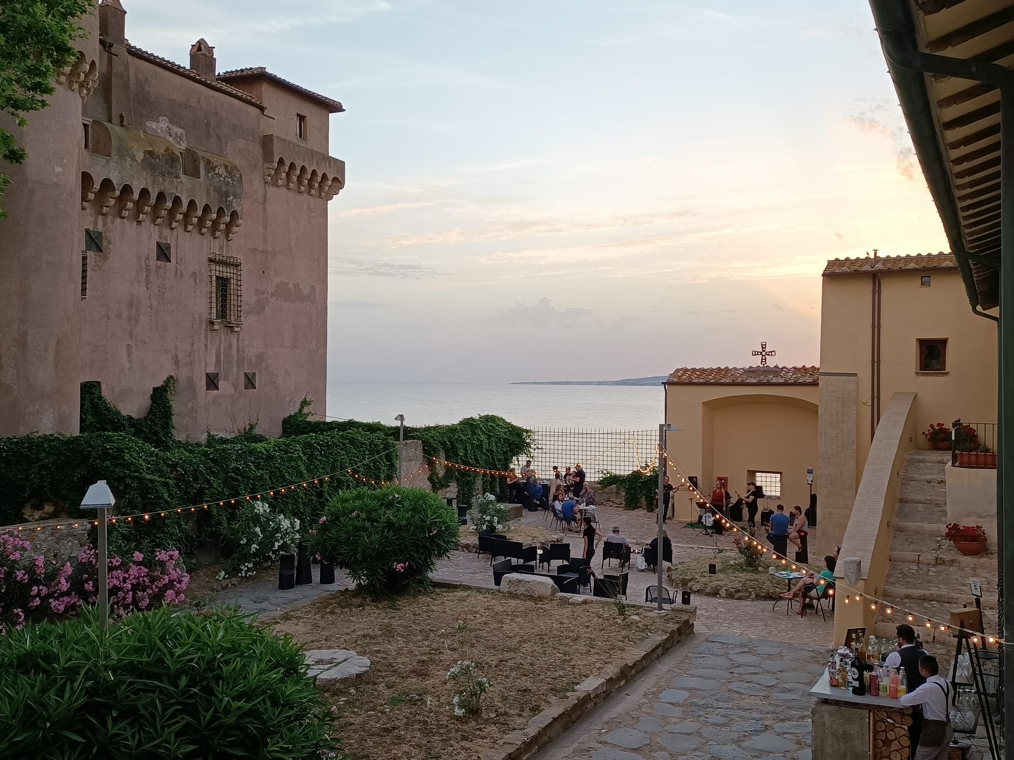 Al Castello di Santa Severa proseguono gli aperitivi musicali al tramonto con degustazioni guidate