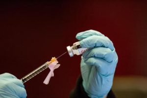 Vaccino covid, efficacia negativa e contagi vaccinati: la fake news