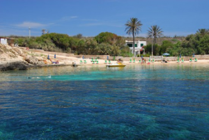 Lampedusa, a villa Due Palme Berlusconi assume personale: attesa per nuovo blitz del Cav