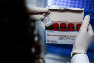 Vaccino aggiornato per Omicron, Ema avvia revisione Moderna