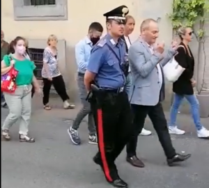 Sutri – Dito medio del vicesindaco De Lillo durante la processione di S.Antonio