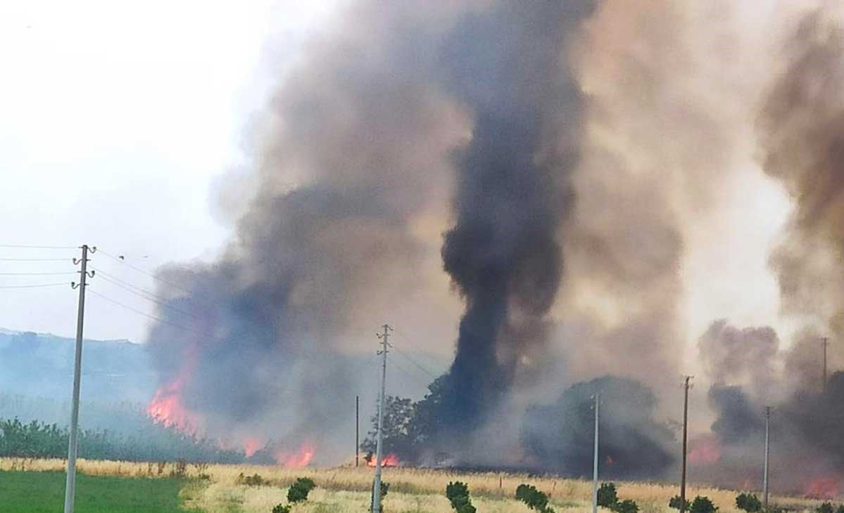 Roma, la procura apre un’inchiesta sul maxi-incendio di ieri alla Monachina