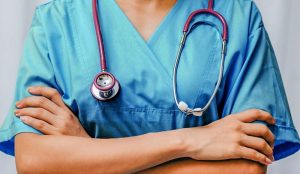 Carenza di operatori socio-sanitari: infermieri demansionati a “mansioni alberghiere”