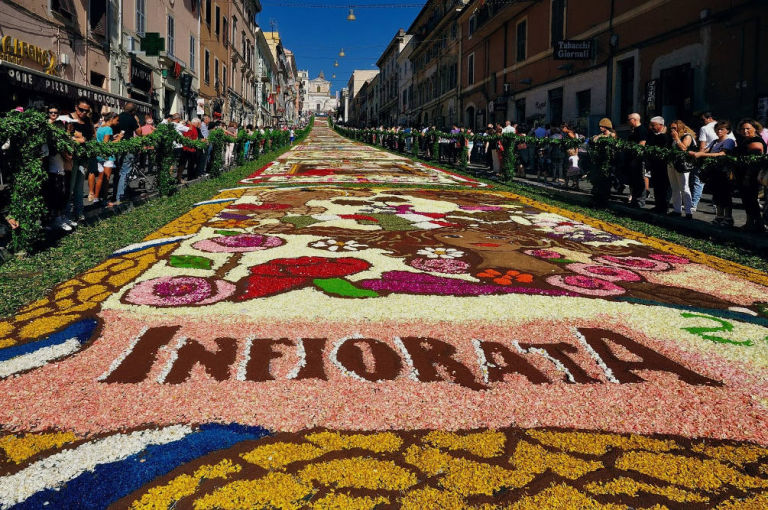 Bolsena insolita: infiorata, catacombe e borgo sul lago