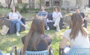 Viterbo – Liceo S.Rosa, gli studenti presentano la pubblicazione “Chiusi in questo mondo”
