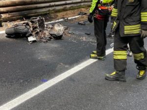 Roma, incidente sull’Appia: moto in fiamme dopo scontro con auto. Un morto e un ferito grave