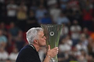 Calcio, la Coppa della Conference League vinta dalla Roma in tour nei Municipi della città
