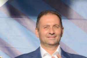 Roma – Manifesti con Presidente VI Municipio Nicola Franco appeso per i piedi