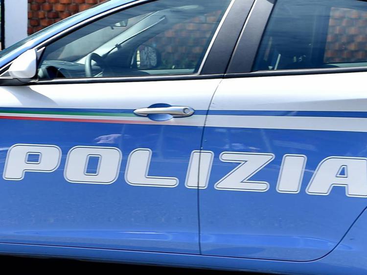 Cassino – Polizia stradale ferma auto su A1. Due persone ai domiciliari per possesso di droga