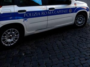Roma, passa col rosso e mostra documenti falsi: arrestato