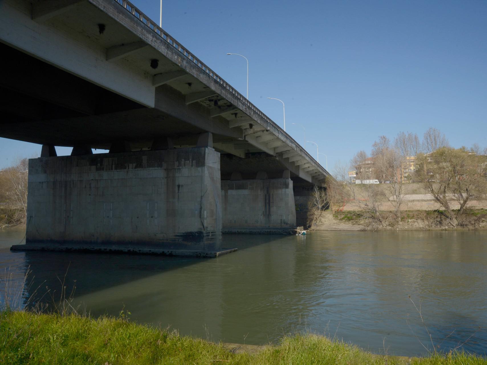 Roma: allarme per ragazzo in bilico sul parapetto di Ponte Marconi, arrivano i Carabinieri ma lui si giustifica: “Stavo facendo video per Tik-Tok”
